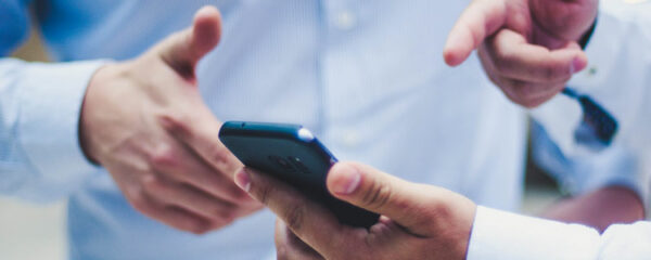 une personne qui montre son téléphone