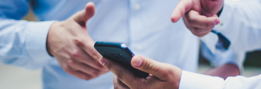 une personne qui montre son téléphone